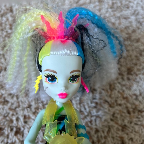 Monster High Electrified Frankie Doll - Picture 8 of 8